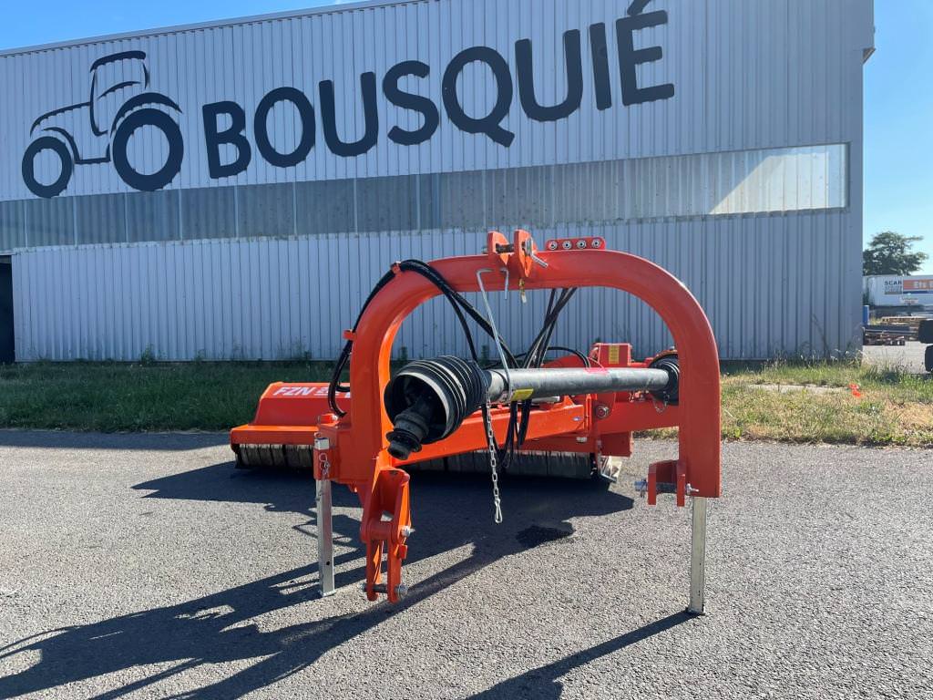 Broyeur d'accotement Agrimaster FNZ 200 © Ets Bousquié