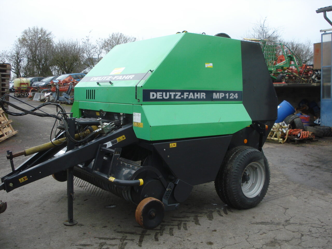 Presse à balles rondes deutz-fahr mp124 © Ets Bousquié